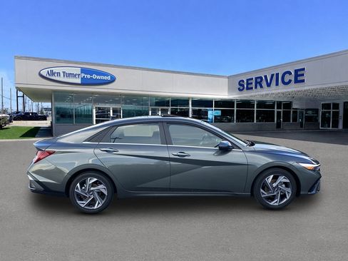 Certified 2025 Hyundai Elantra SEL FWD image 9