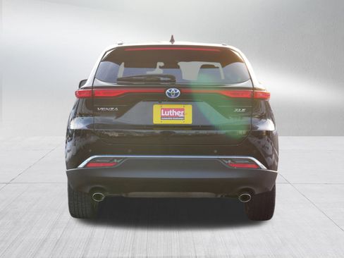 Used 2024 Toyota Venza XLE image 11