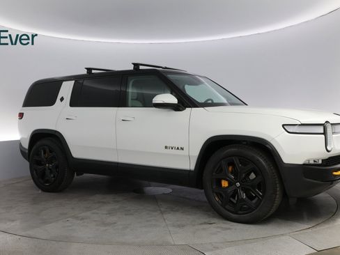 Used 2023 Rivian R1S Adventure image 5