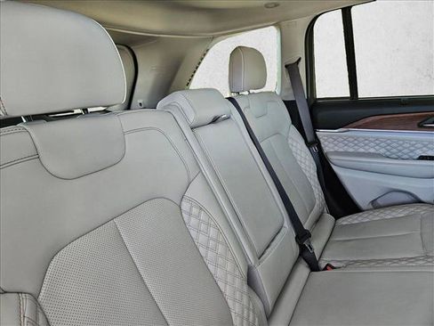 Used 2022 Jeep Grand Cherokee Summit w/ Advanced Protech Group IV AWD/4WD image 17