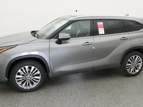 New 2026 Toyota Highlander Platinum image 12