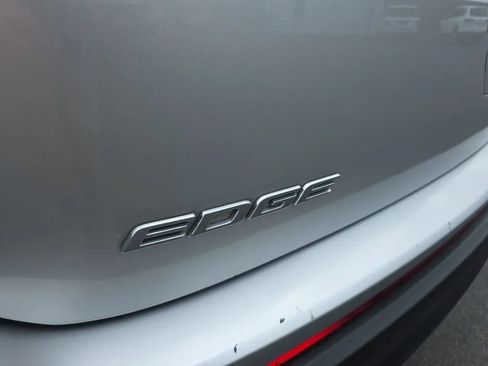 Used 2018 Ford Edge SE FWD image 11