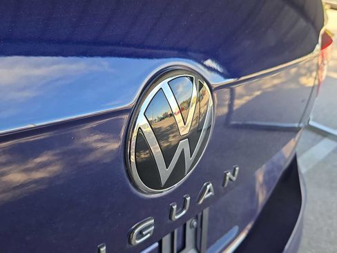 Used 2023 Volkswagen Tiguan SE w/ Panoramic Sunroof Package image 12