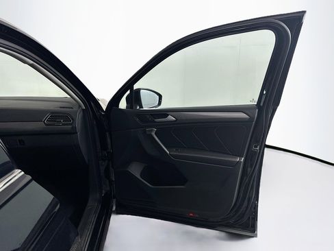 Used 2024 Volkswagen Tiguan SE image 34