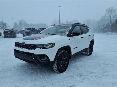 Used 2024 Jeep Compass Trailhawk image 3