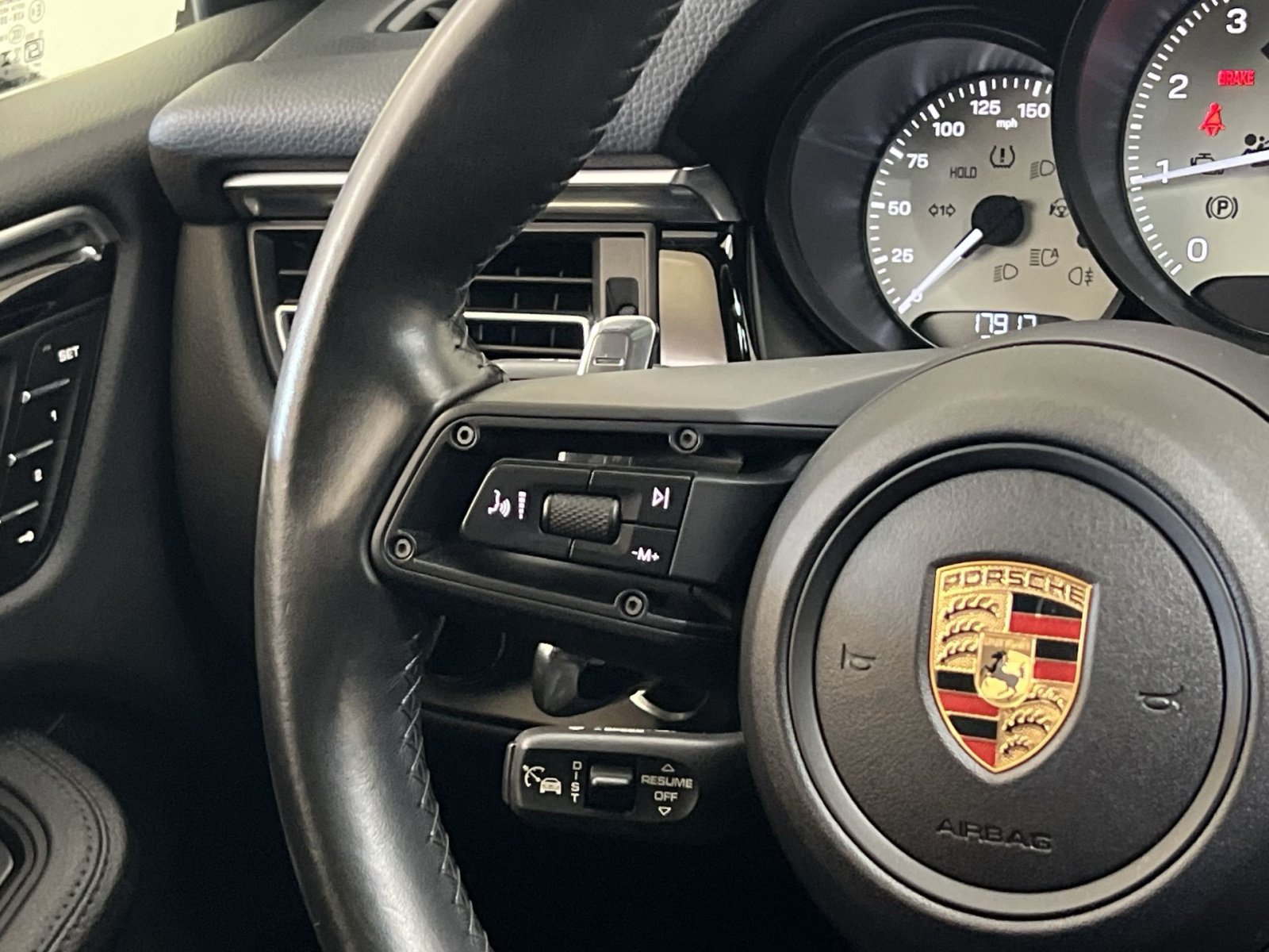 Used 2024 Porsche Macan AWD/4WD image 35