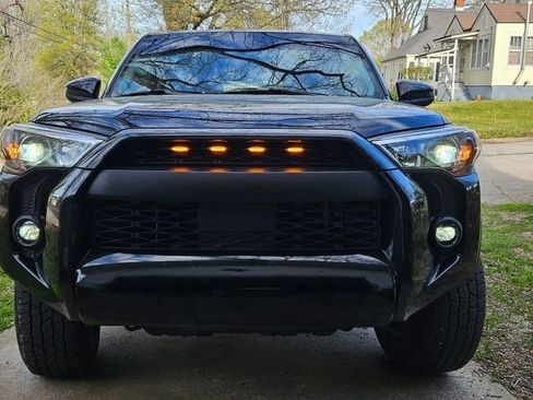Used 2022 Toyota 4Runner SR5 AWD/4WD image 5
