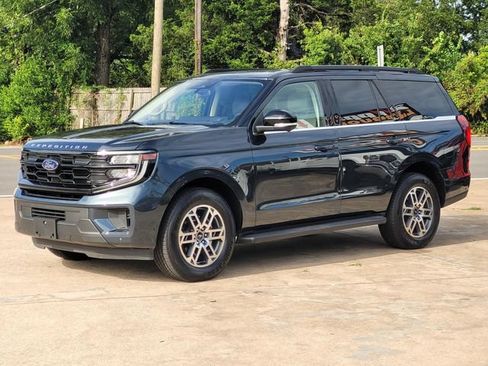 Used 2025 Ford Expedition Active RWD image 3