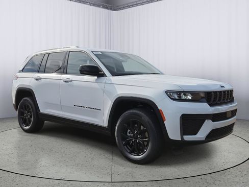 New 2026 Jeep Grand Cherokee Altitude RWD image 2