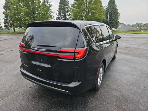 Used 2025 Chrysler Pacifica Select FWD image 6