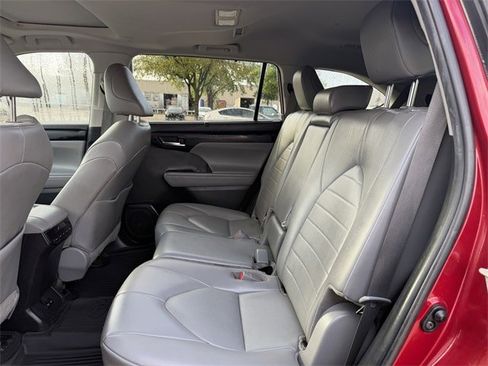 Certified 2023 Toyota Highlander XLE image 28