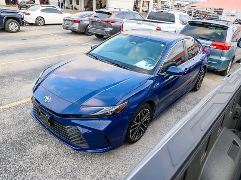 Certified 2025 Toyota Camry XLE FWD image 3