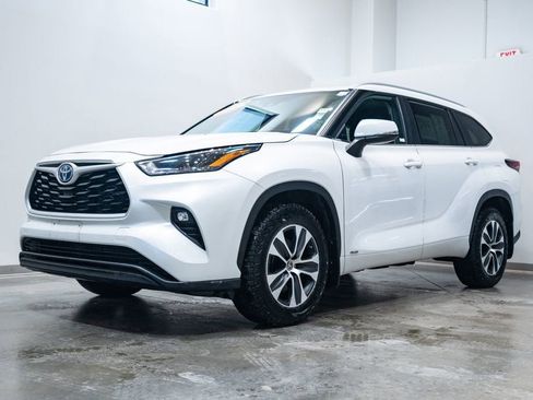 Certified 2024 Toyota Highlander XLE image 3