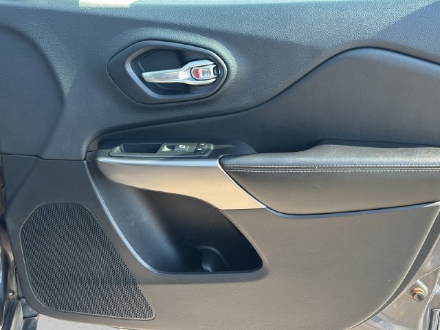 Used 2019 Jeep Cherokee Limited FWD image 9