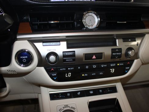 Used 2013 Lexus ES 300h w/ Luxury Pkg FWD image 16