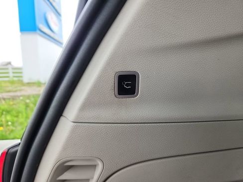 Used 2018 Chrysler Pacifica Touring-L w/ Tire & Wheel Group FWD image 33