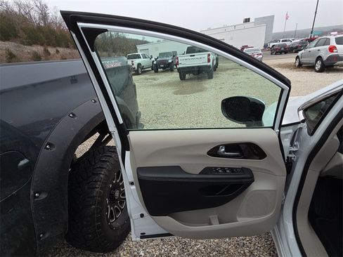 Used 2023 Chrysler Pacifica Limited image 8