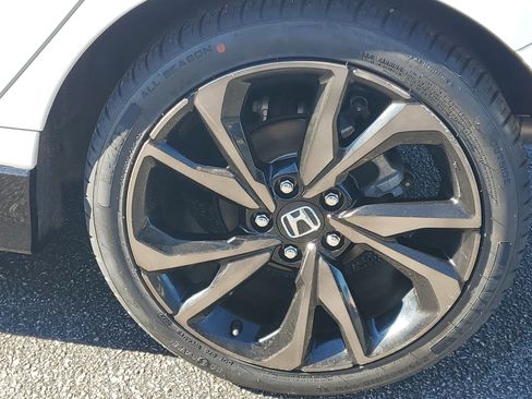 Used 2019 Honda Civic Sport Touring image 9