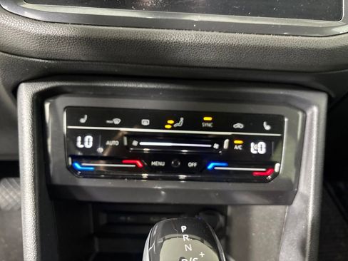 Used 2022 Volkswagen Tiguan SE w/ Panoramic Sunroof Package AWD/4WD image 17