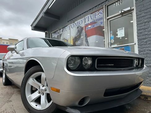 Used 2010 Dodge Challenger SE image 1