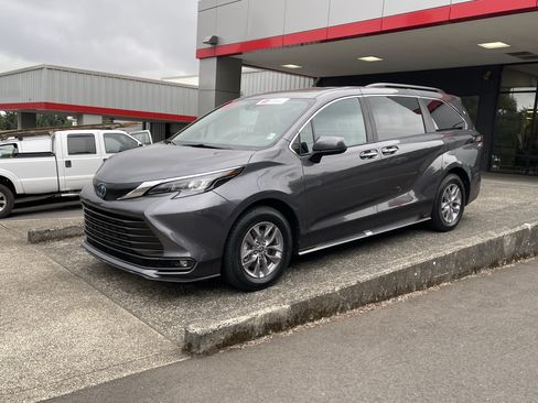 Certified 2025 Toyota Sienna XLE FWD image 4
