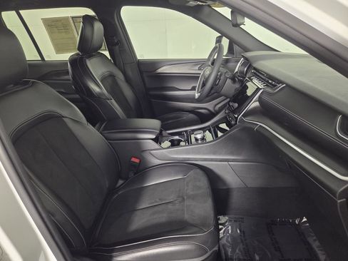 Used 2023 Jeep Grand Cherokee Altitude RWD image 32