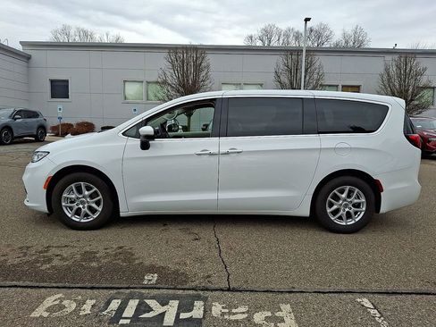 Used 2023 Chrysler Pacifica Touring-L image 5