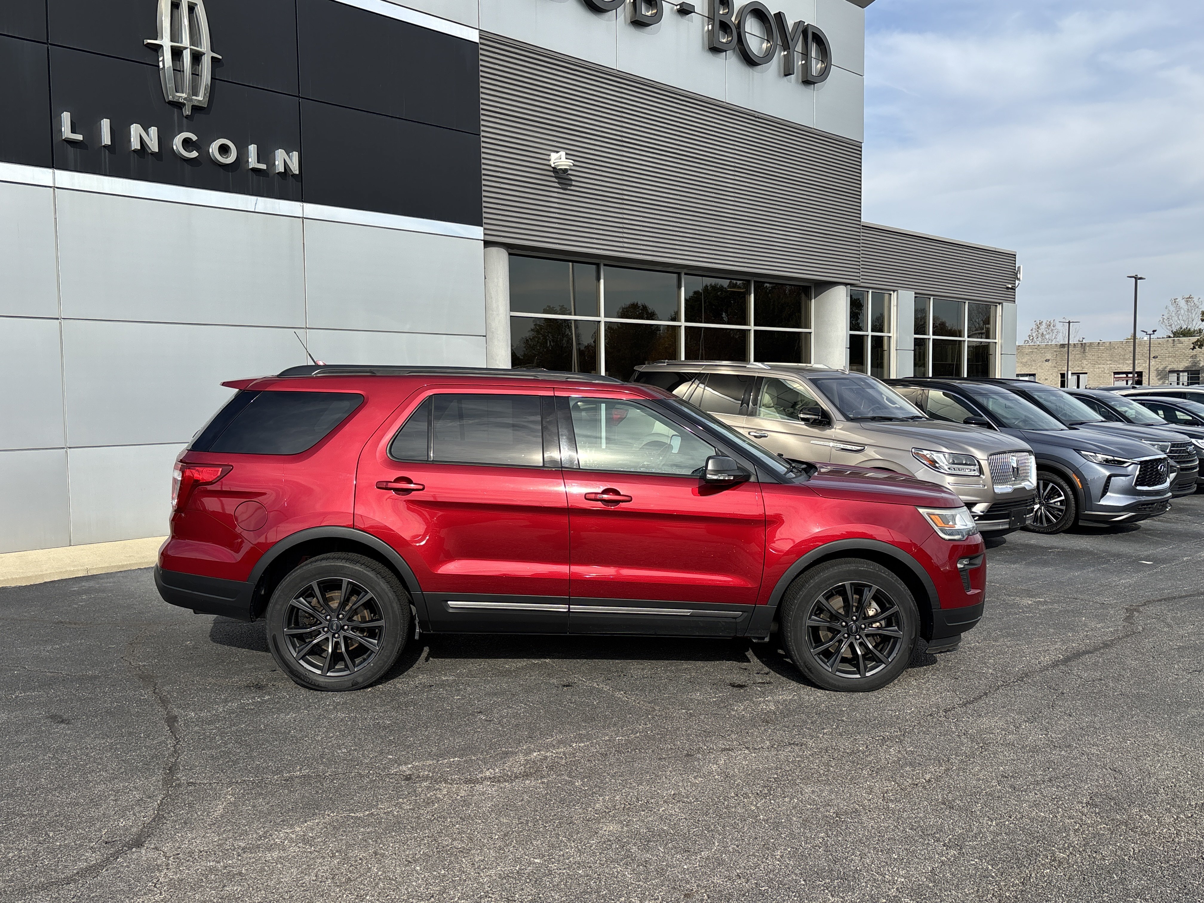 Used 2018 Ford Explorer XLT w/ Equipment Group 202A AWD/4WD image 4