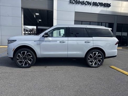 New 2026 Lincoln Navigator Reserve image 6