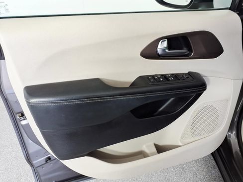 Used 2021 Chrysler Voyager Lxi FWD image 13
