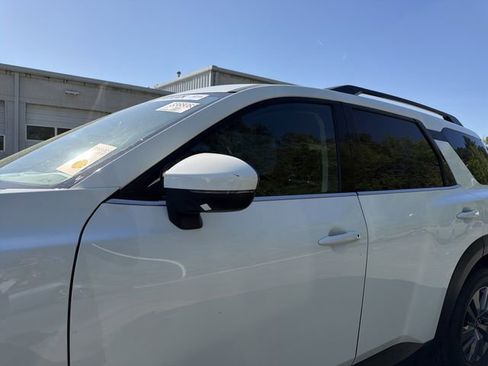 Used 2024 Nissan Pathfinder SV image 4