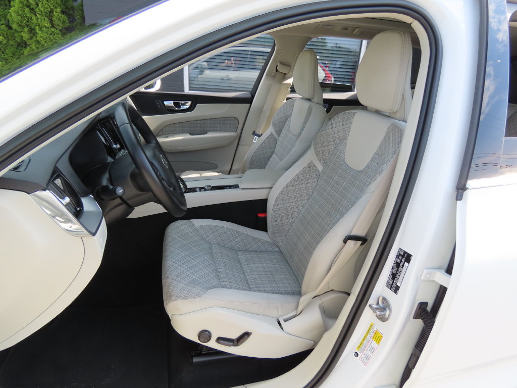 Used 2022 Volvo XC60 B5 Momentum AWD/4WD image 22