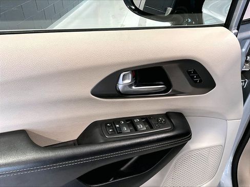 Used 2024 Chrysler Pacifica Touring-L image 10
