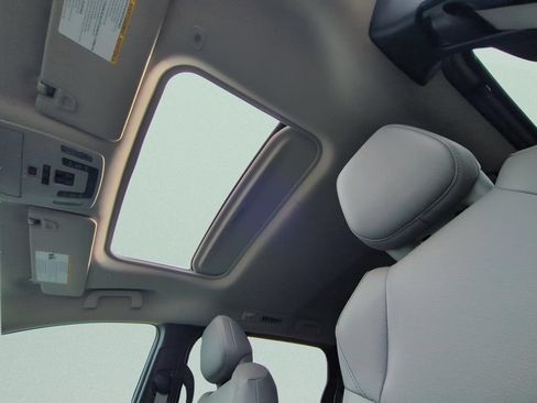 Used 2025 Toyota Sienna XLE FWD image 17
