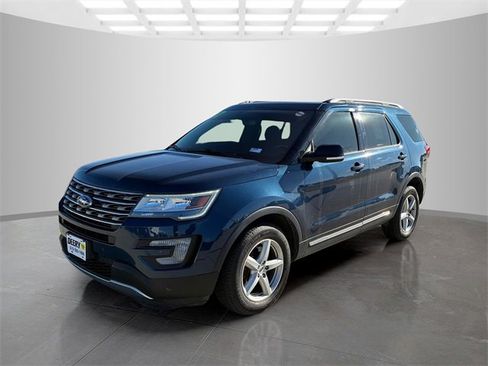 Used 2017 Ford Explorer XLT image 8