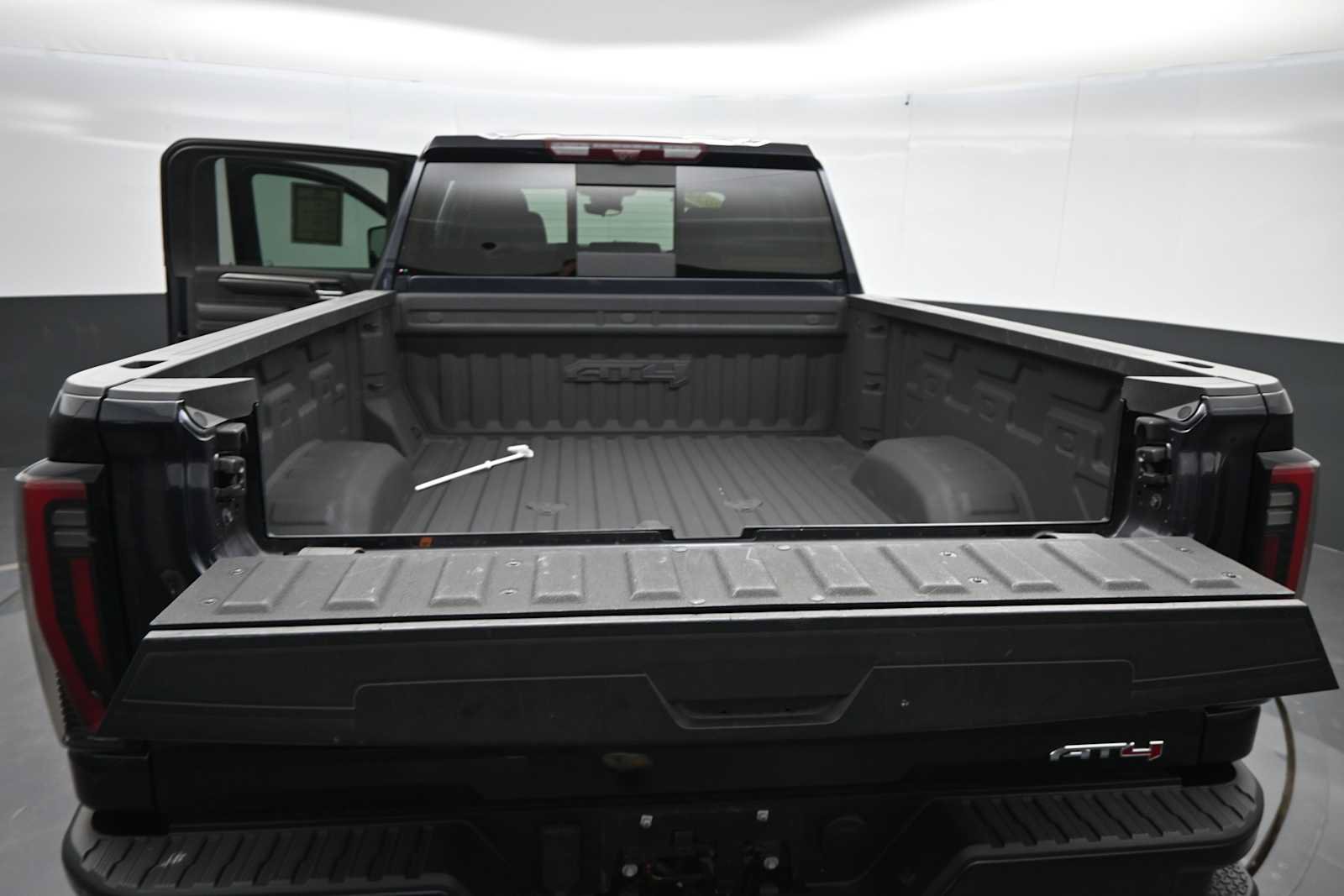 Used 2024 GMC Sierra 2500 AT4 w/ AT4 Premium Plus Package AWD/4WD image 16