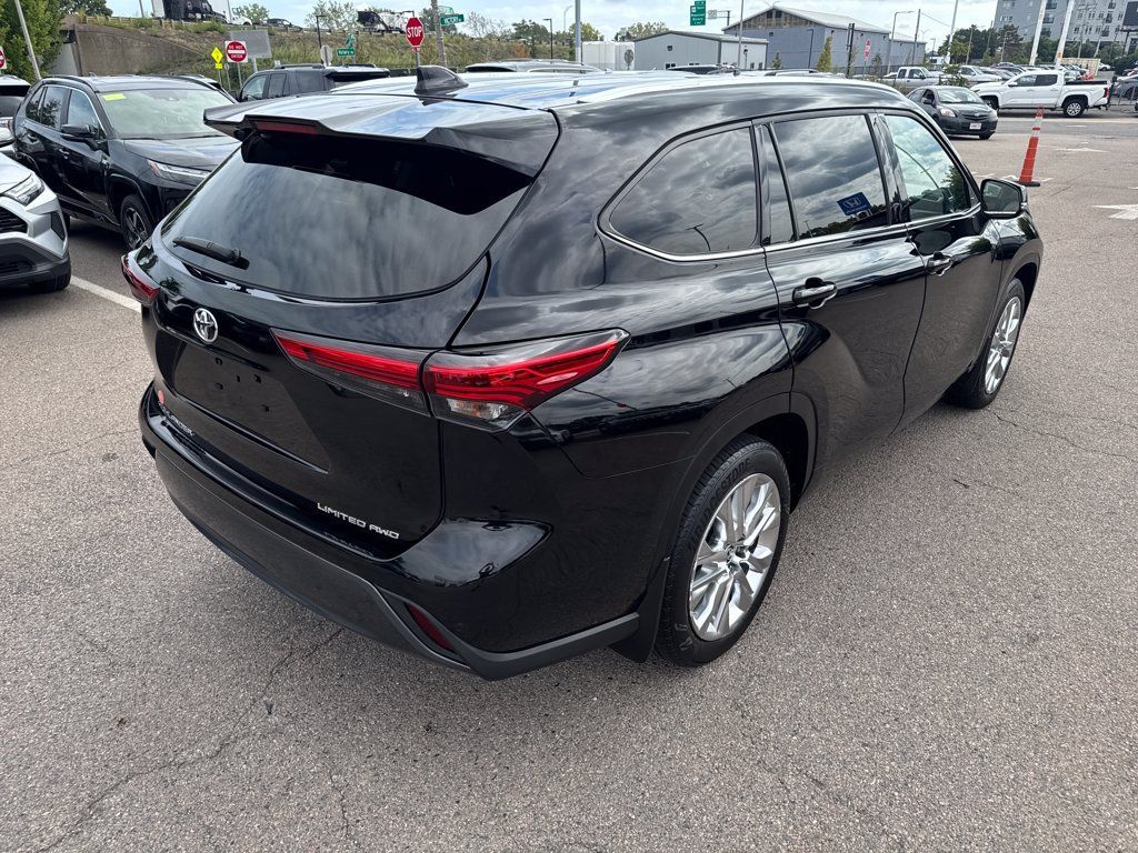 Used 2023 Toyota Highlander Limited AWD/4WD image 10
