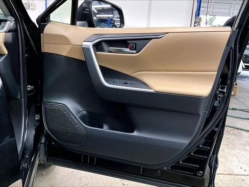 Used 2020 Toyota RAV4 XLE Premium image 26