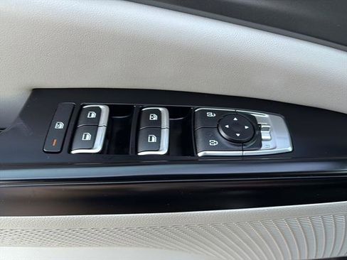 Used 2023 Kia Carnival LX image 16