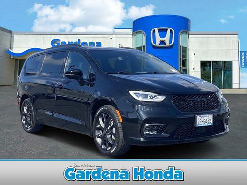 Used 2024 Chrysler Pacifica Limited w/ Uconnect Theater Family Group image 1