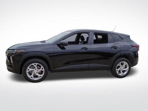 Used 2024 Chevrolet Trax LS w/ LS Convenience Package FWD image 2