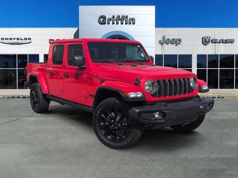 Used 2025 Jeep Gladiator Sport AWD/4WD image 2