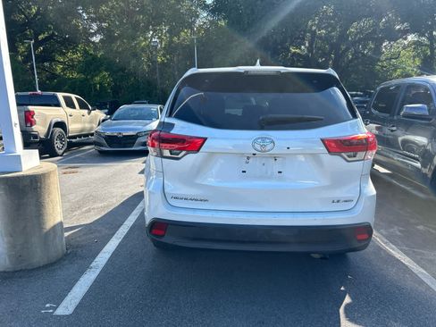Used 2017 Toyota Highlander Plus AWD/4WD image 3