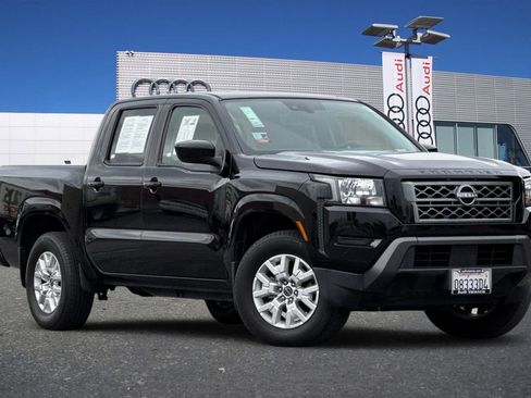 Used 2023 Nissan Frontier SV image 2