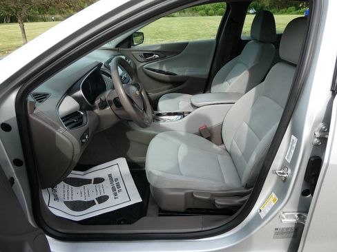 Used 2017 Chevrolet Malibu LS FWD image 9
