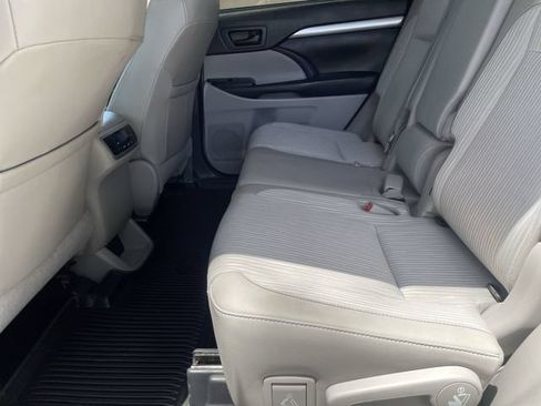 Used 2019 Toyota Highlander Plus FWD image 22