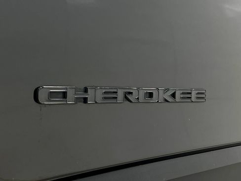 Used 2019 Jeep Cherokee Latitude Plus FWD image 40