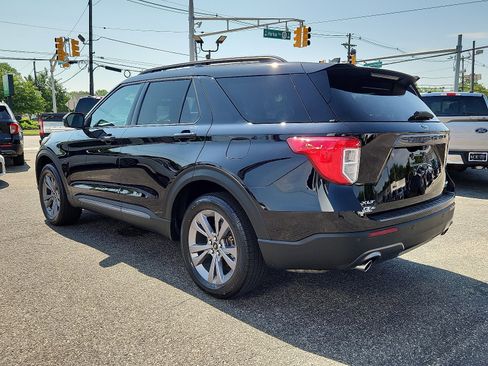 Certified 2022 Ford Explorer XLT w/ Equipment Group 202A image 4