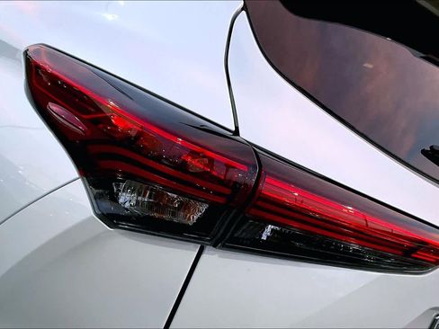 Used 2021 Toyota Highlander L image 32