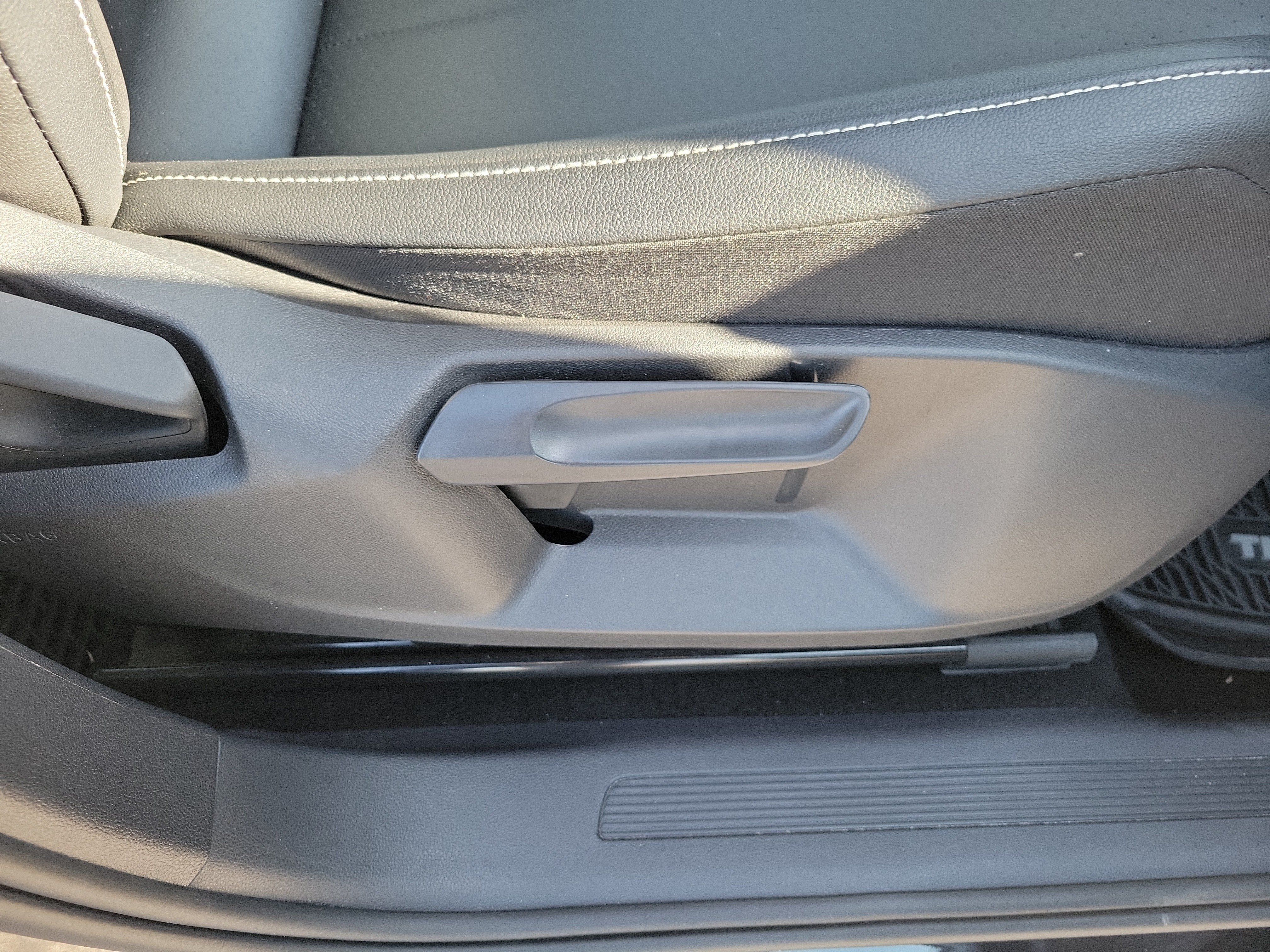 Used 2023 Volkswagen Tiguan SE w/ Panoramic Sunroof Package FWD image 9